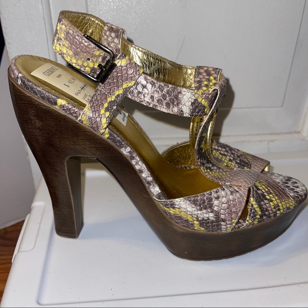 Gorgeous snake Print sandals!